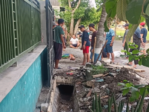 barungu-rw-05-kerja-bakti-saluran-air